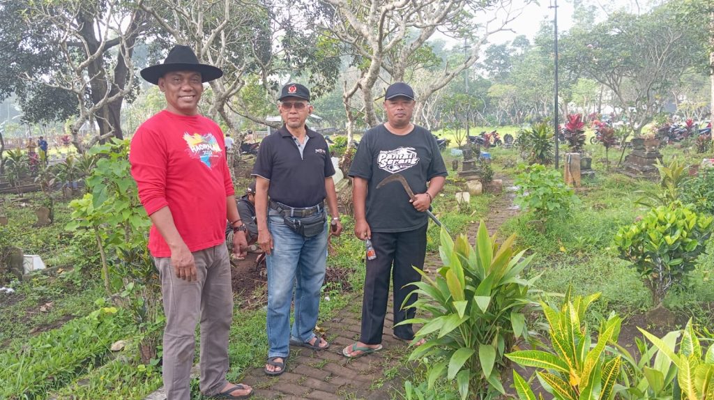 Sambut Ramadan dengan Hati Bersih: Warga Sekarpuro Kompak Gelar “Gugur Gunung” di Makam Desa