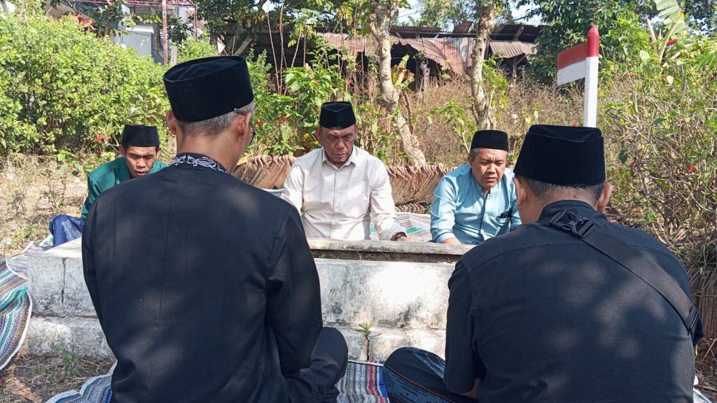 Panitia HUT RI ke-81 Desa Sekarpuro Gelar Ziarah ke Makam Pahlawan