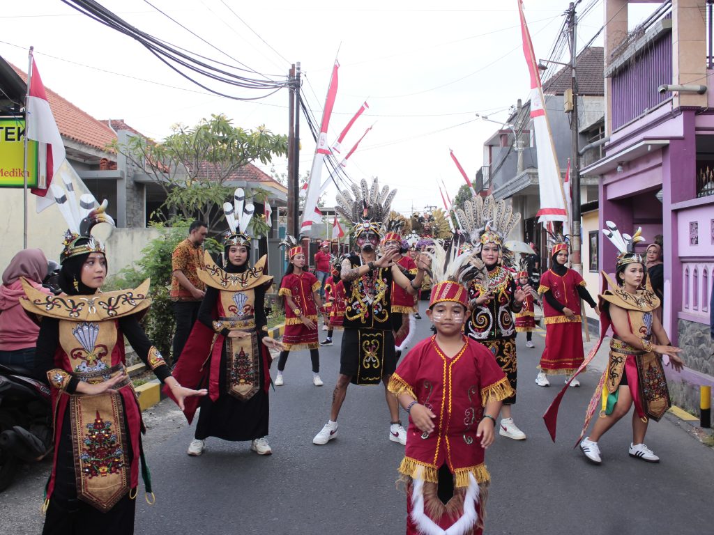Semarak Karnaval Seni dan Budaya Desa Sekarpuro, Ribuan Warga Tumpah Ruah Meriahkan HUT RI ke-81
