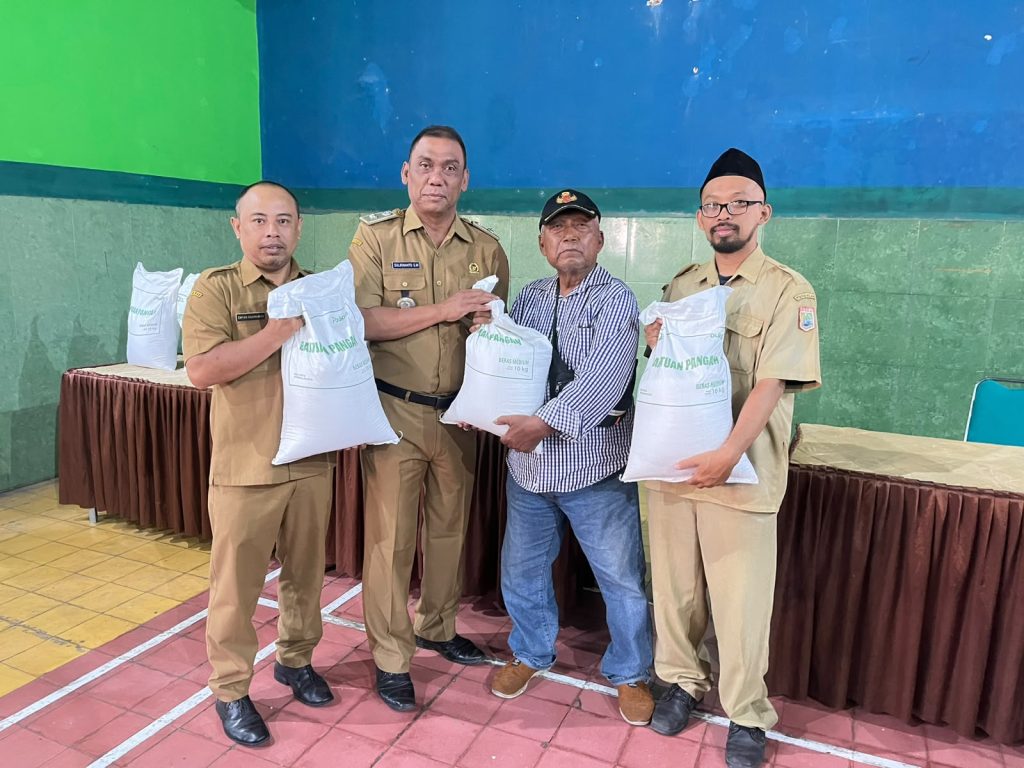 Pemdes Sekarpuro Salurkan Bansos Beras 30 Kg kepada 575 KPM, Kades Pastikan Bantuan Tepat Sasaran